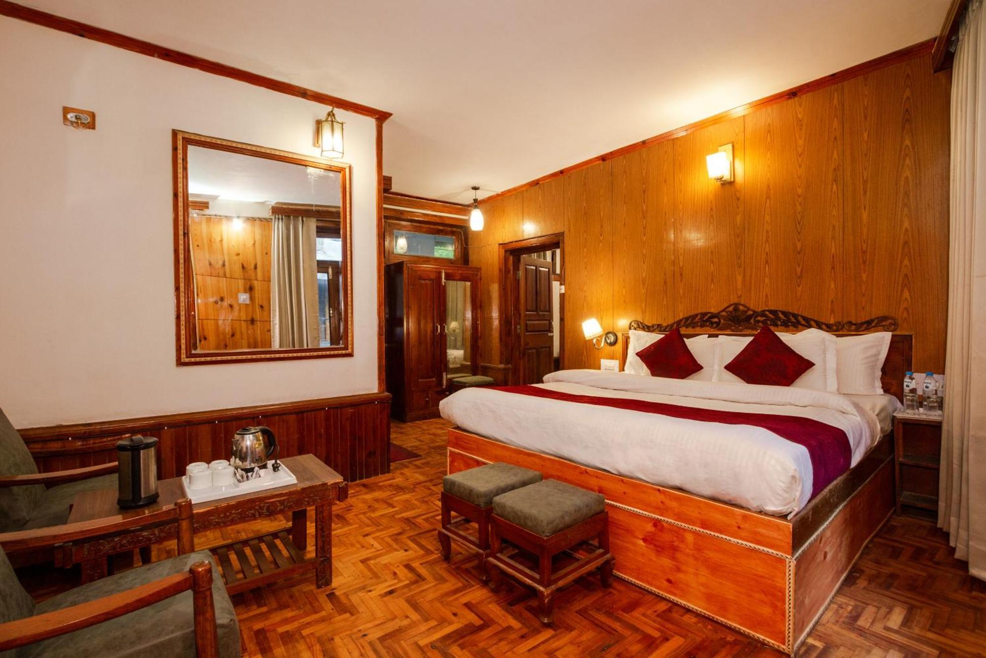 Holiday Home International -Vivaan Stays Манали Экстерьер фото